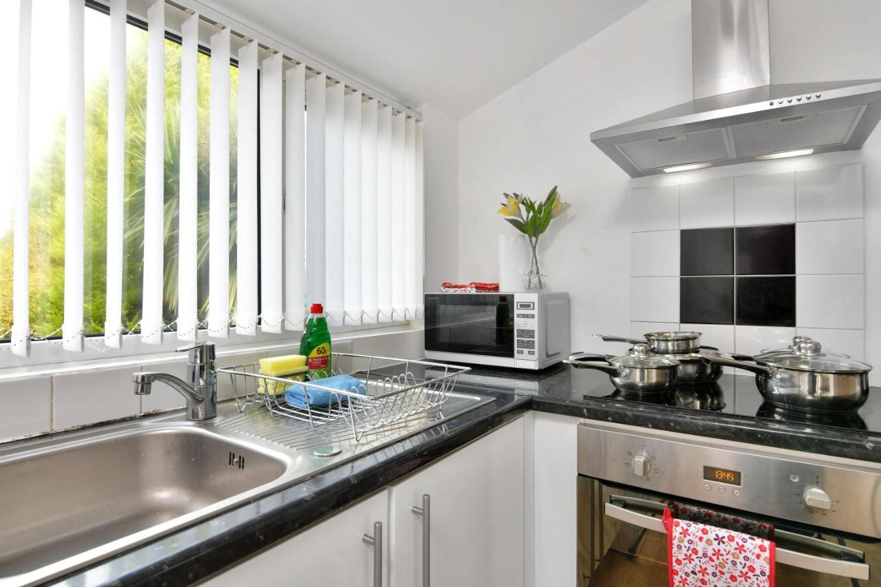 Xclusive Living Stay Near Airport & Nec, The WhitecroftSheldon  エクステリア 写真